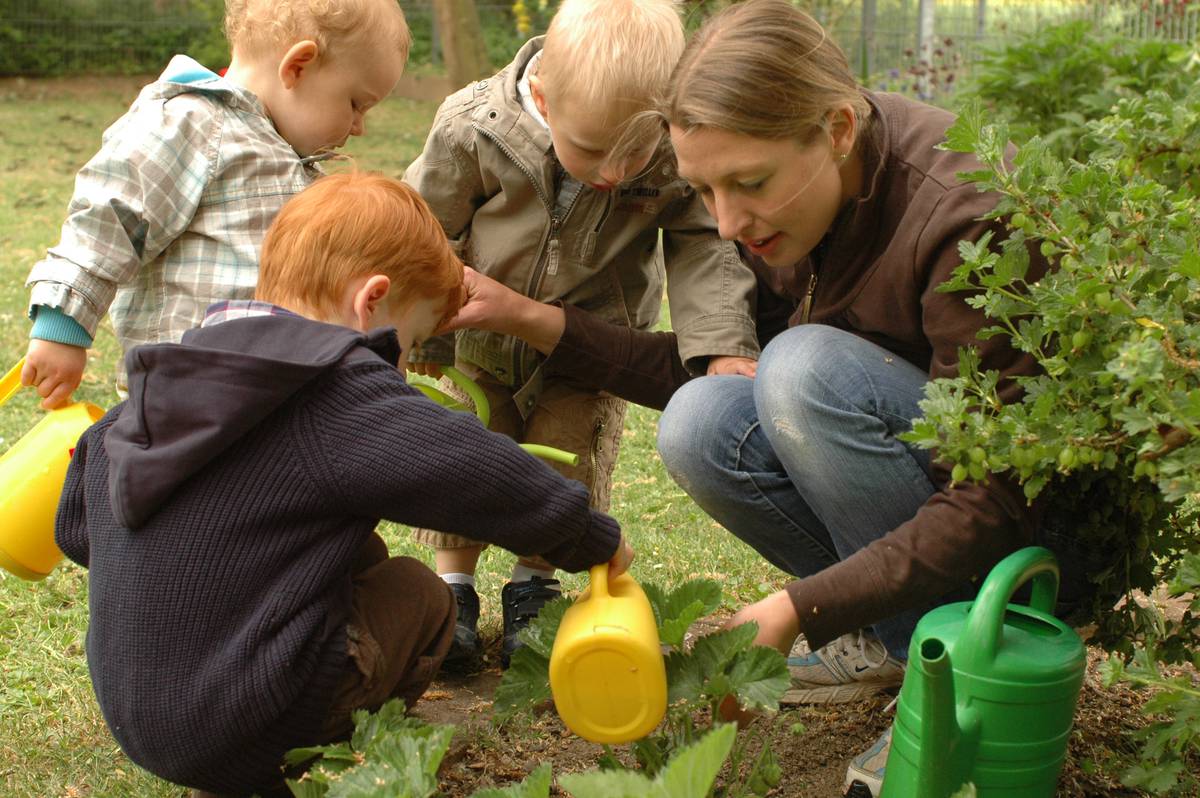 Kinder mit Gießkanne Foto