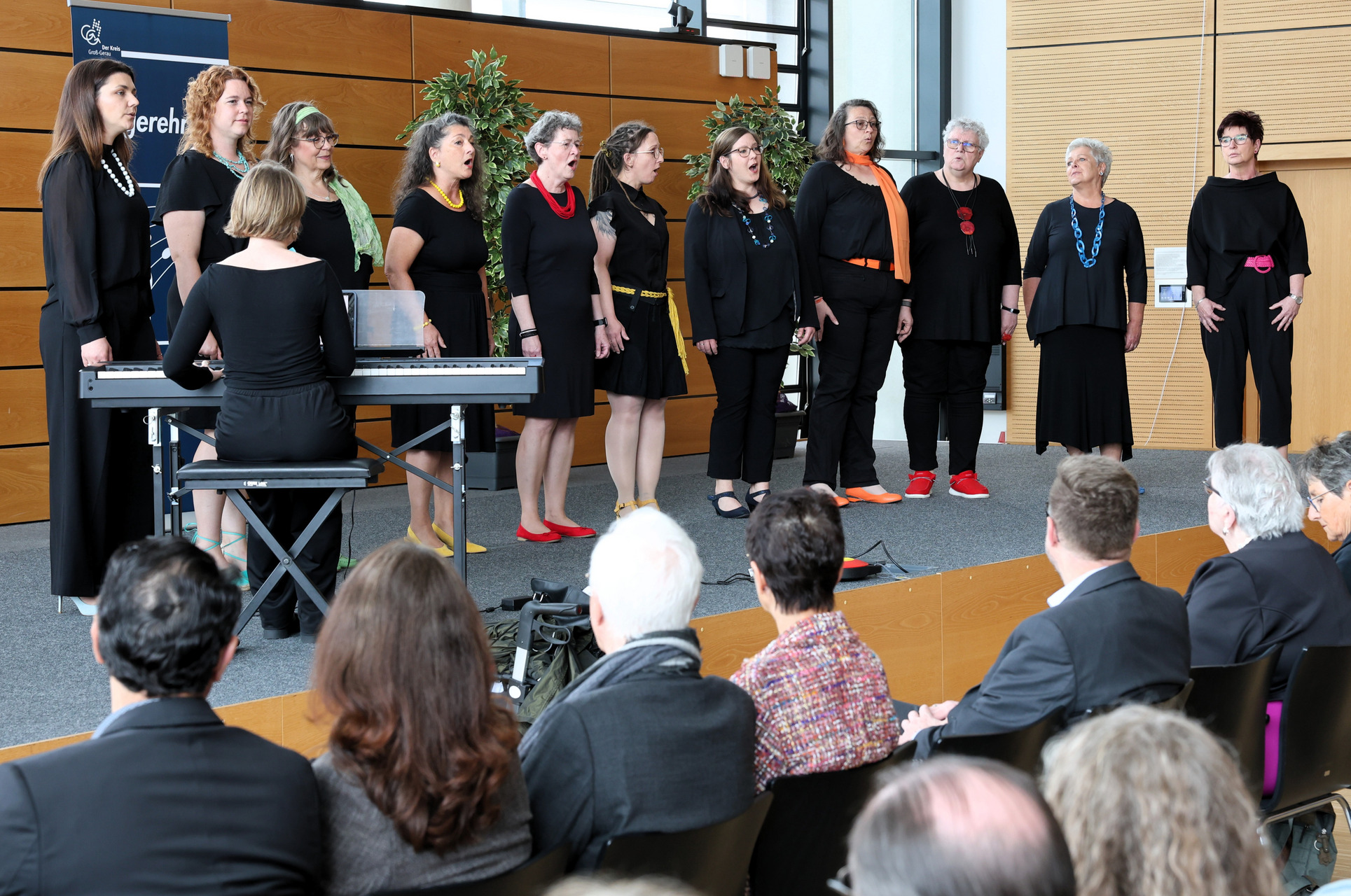 More than ten (Klangsirenen e.V.) mit ihrer Dirigentin Liane Prager Foto