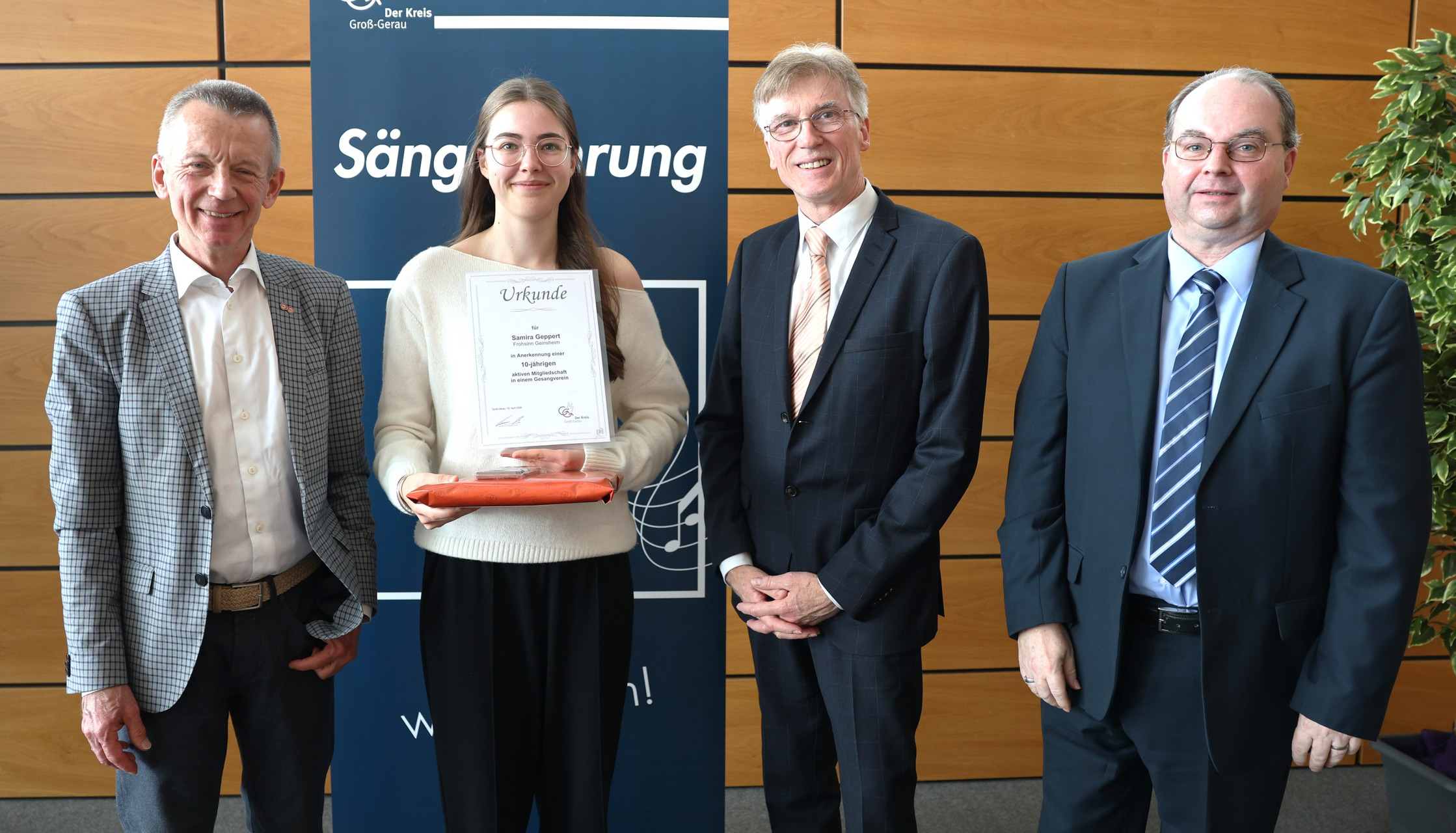 Jugendehrung - von links: Landrat Will, Samira Geppert, Hans Kopp und Jürgen Hübner (Sängerkreisvorsitzende Groß-Gerau und Mainspitze) Foto