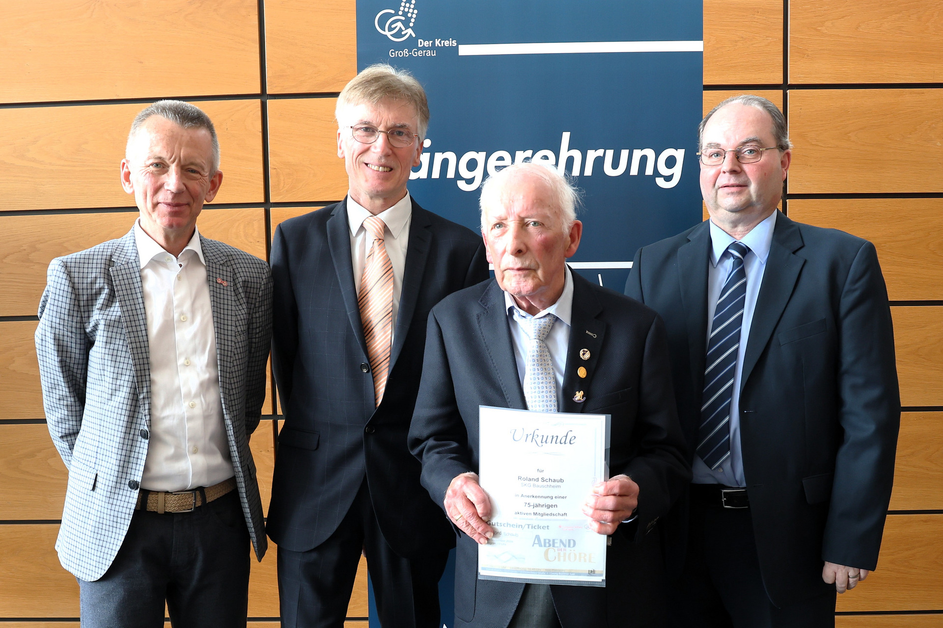 Jubilar Roland Schaub singt bereits 75 Jahre aktiv. Hier mit Landrat Will und den beiden Sängerkreisvorsitzenden Hans Kopp und Jürgen Hübner Foto