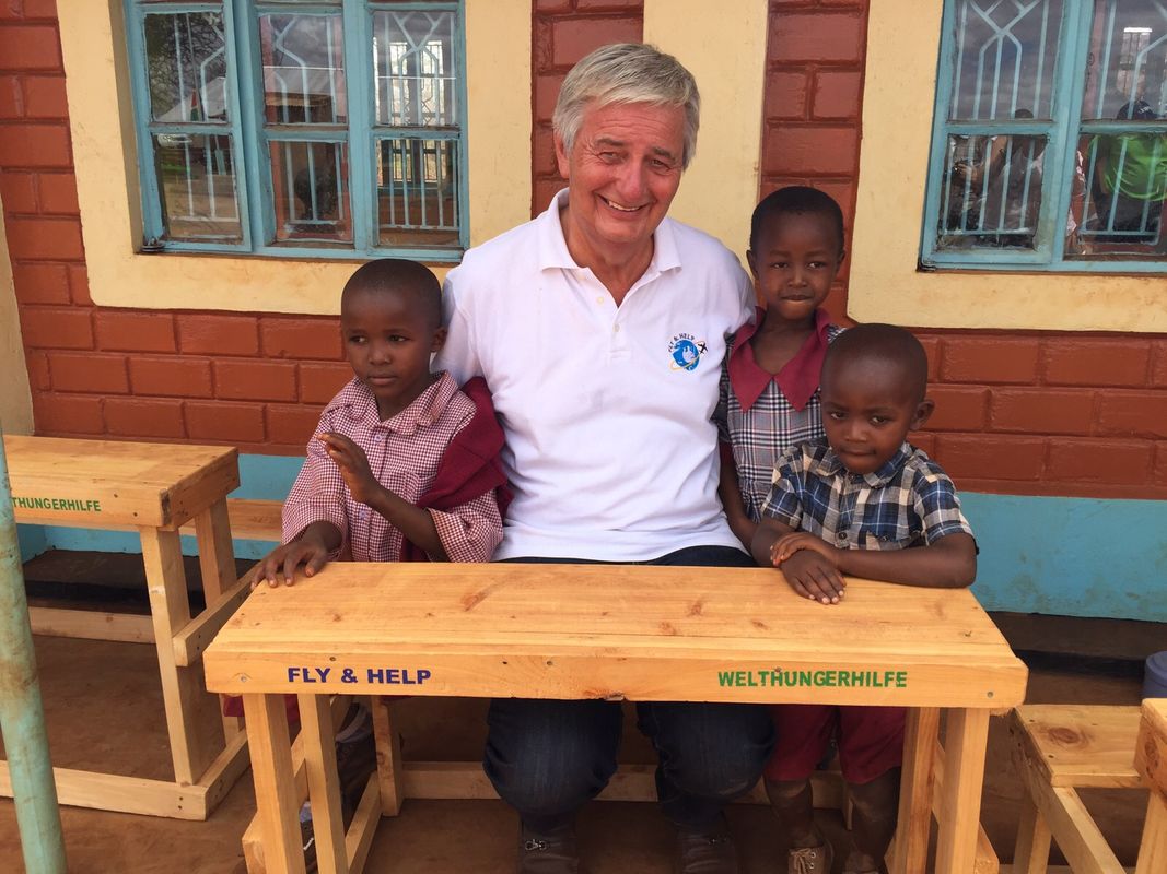 Reiner Meutsch in einer Schule in Kenia