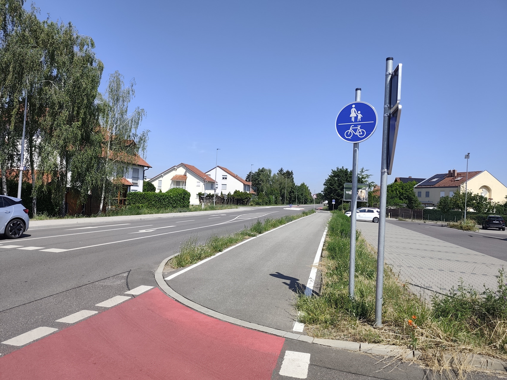 Straßenbegleitender Geh- und Radweg im Bereich des Ortseingangs Stockstadt Foto