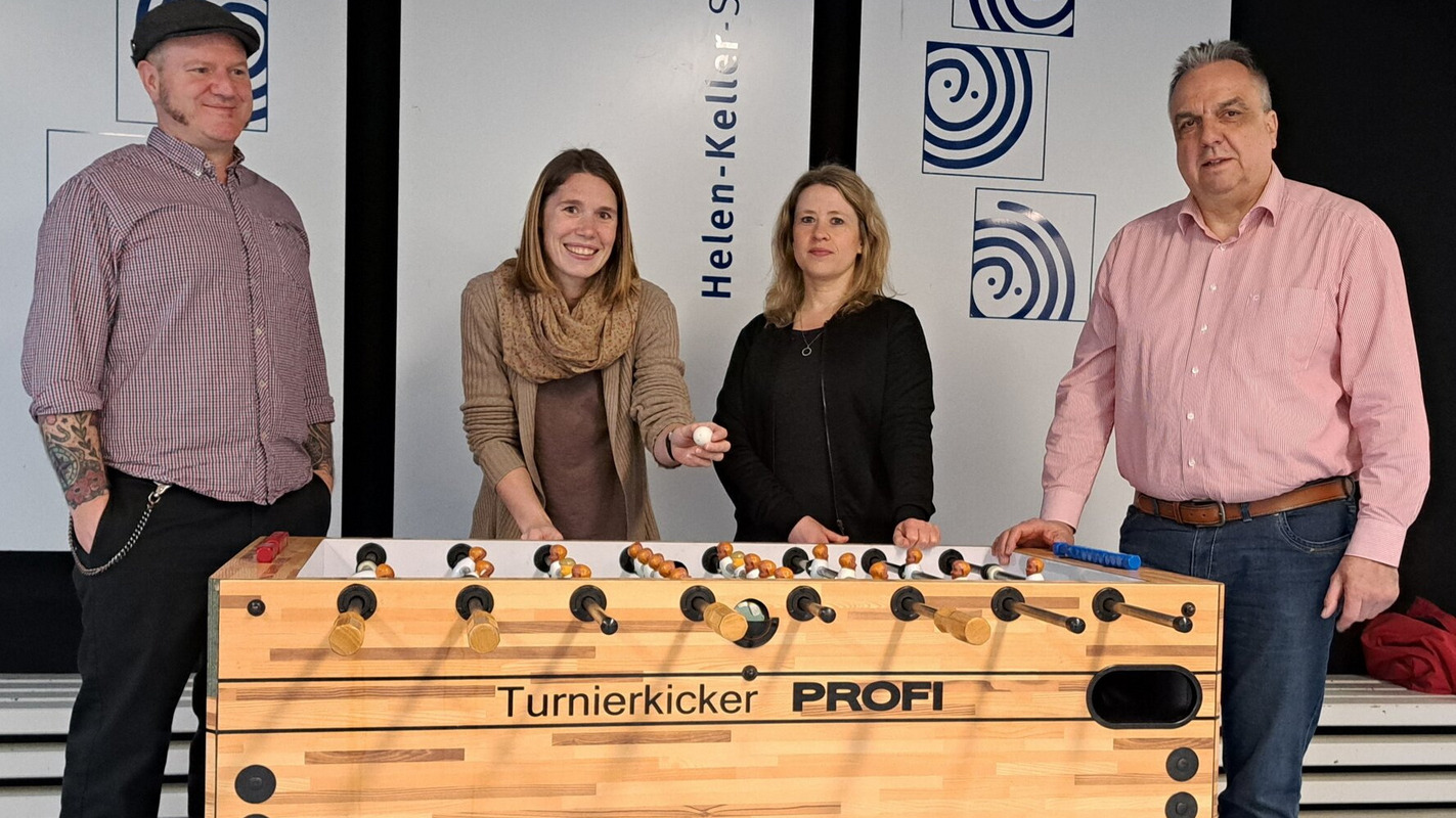 Übergabe Tischkicker Foto