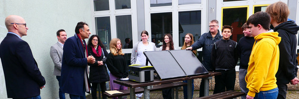 Übergabe Solarmodul Foto