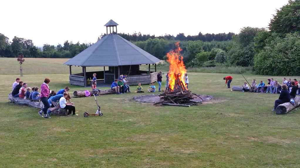 Lagerfeuerstelle mit Grillhütte Foto