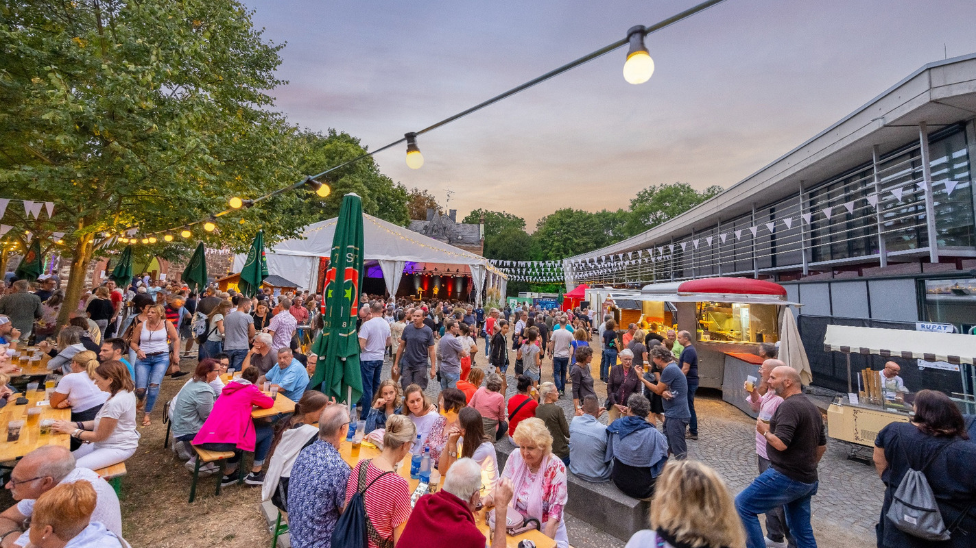 Volk im Schloss Foto