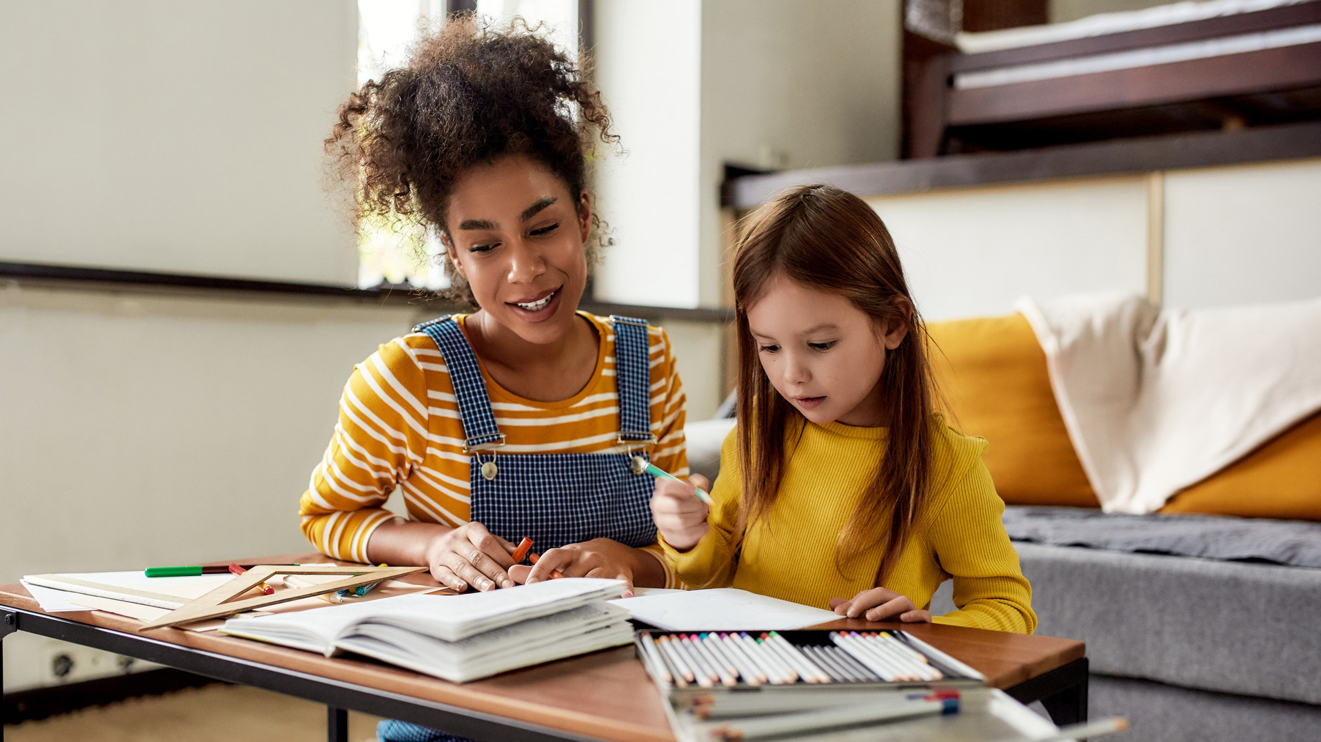 Babysitterin und Kind Foto