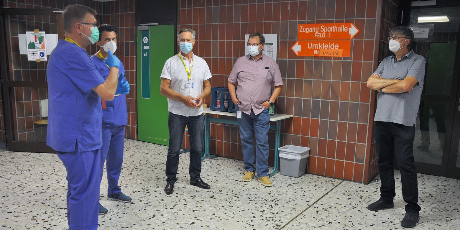 Gesprächsrunde während der Impftage in der Kelsterbacher Baugé-Halle: (von links) Apotheker Fritz Klink, Dr. med. Jens Heinermann, Erster Kreisbeigeordneter Walter Astheimer, Andreas Franz, Leiter des Groß-Gerauer Impfzentrums, und Bürgermeister Manf Gesprächsrunde Foto