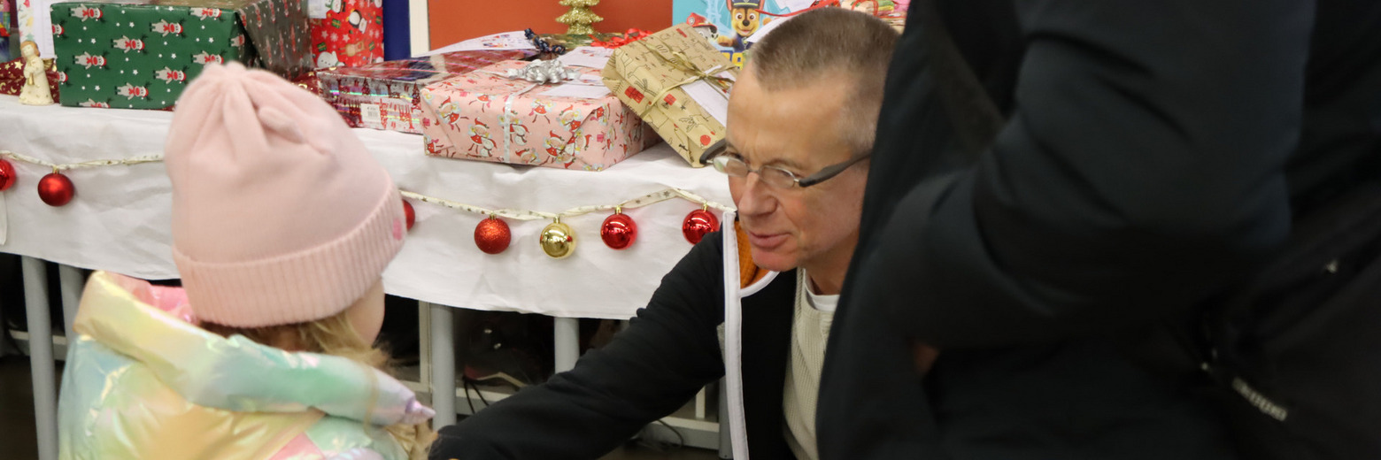 Geschenkübergabe Foto