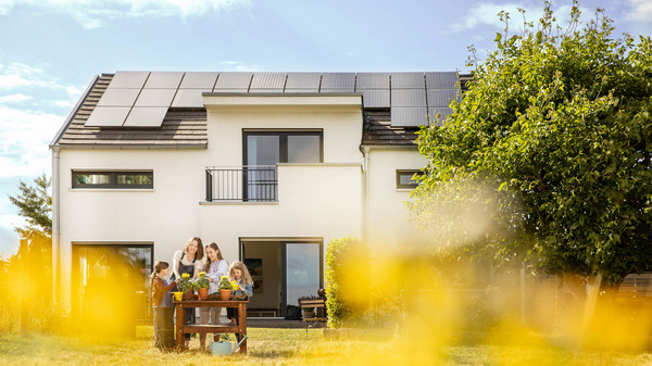 Photovoltaik auf Dach von Einfamilienhaus Foto