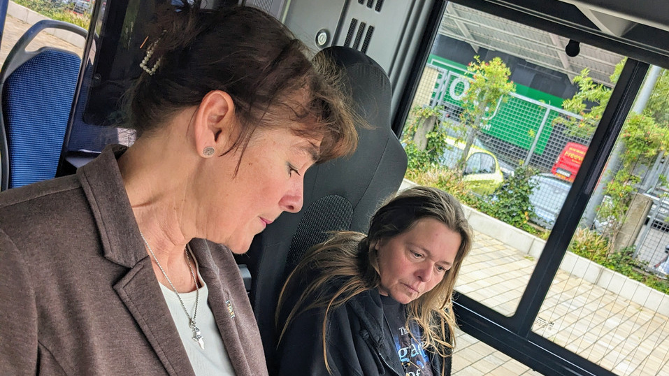 Frauen fahren Bus Foto