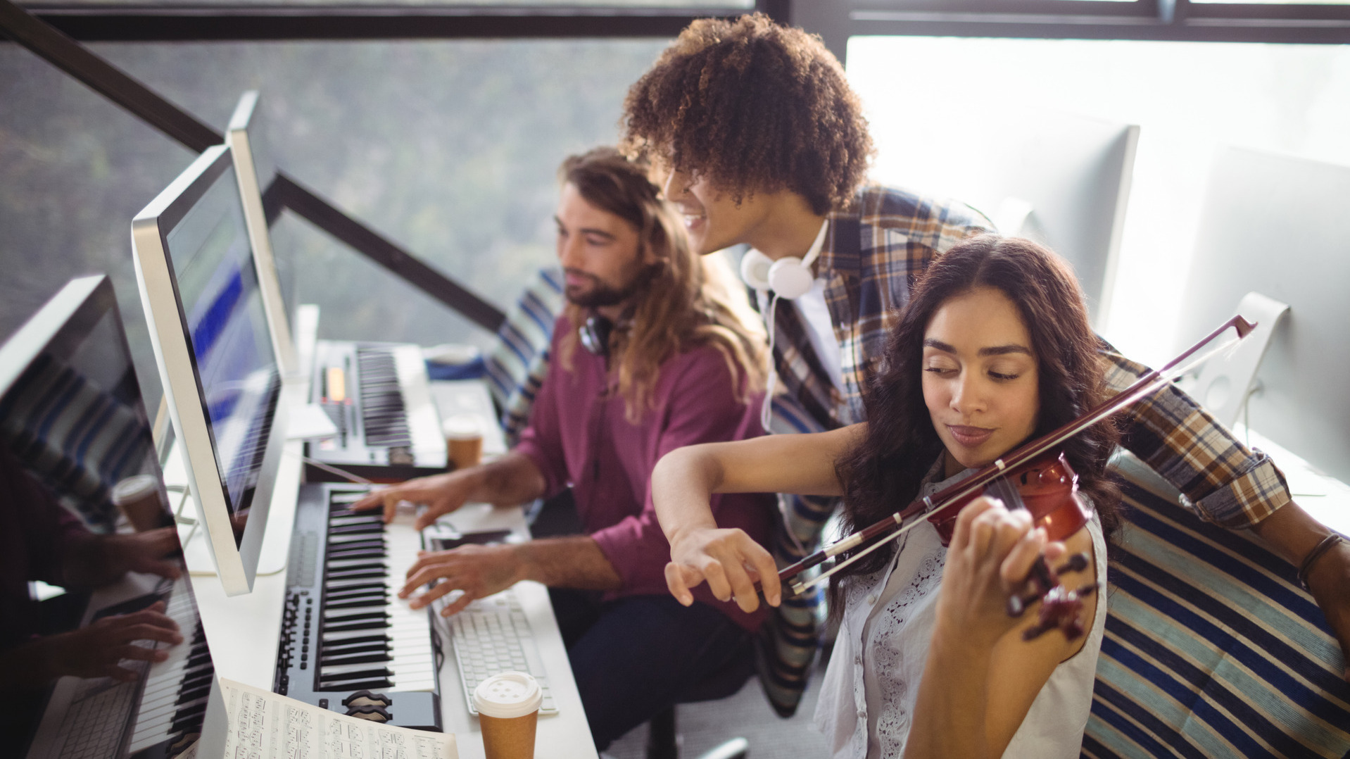 Drei Tontechniker, die gemeinsam im Studio arbeiten Foto