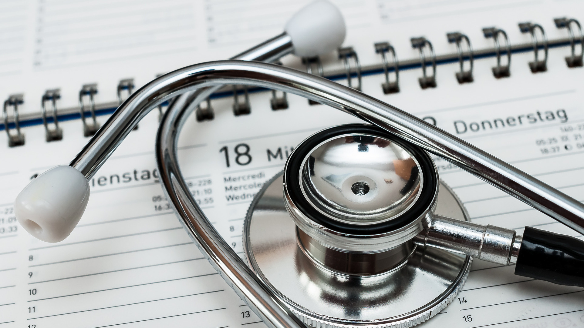 Stethoskop liegt auf einem Kalender Foto