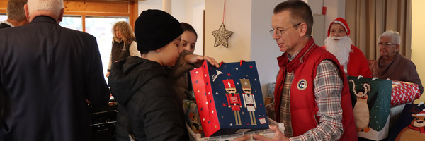 Geschenkübergabe Foto