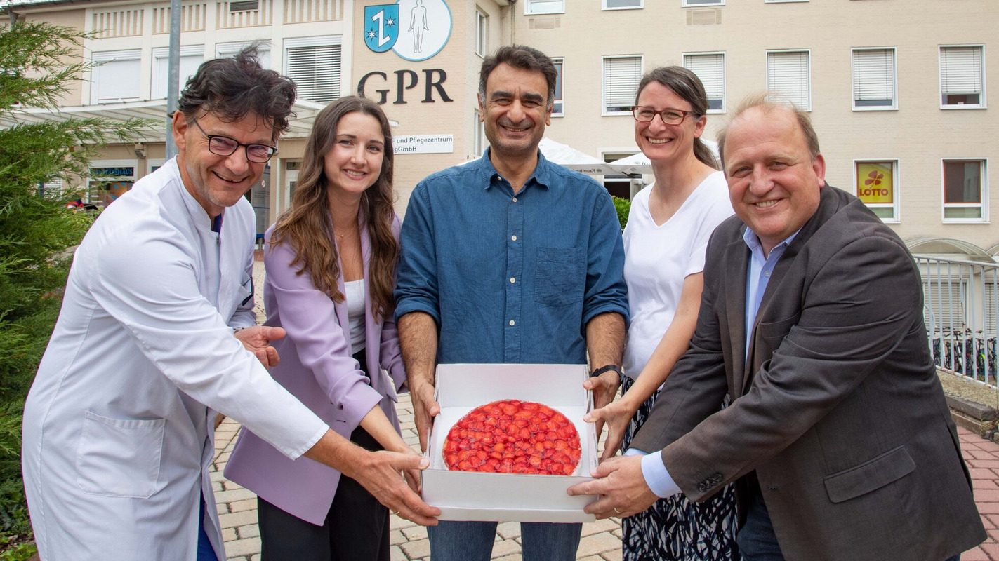 Tortenübergabe Foto