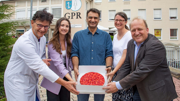 Tortenübergabe Foto